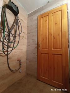 a room with a door and a bunch of wires at Non-stop Stellplatz Božanov in Božanov