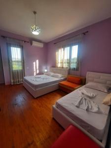Postel nebo postele na pokoji v ubytování Guesthouse Ndroq