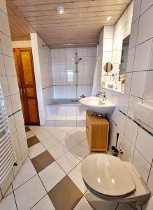 Et badeværelse på Ferienwohnung Tante Trude