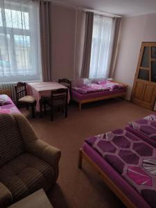 Posteľ alebo postele v izbe v ubytovaní Penzion U Zeleného Stromu