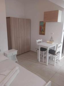 Postel nebo postele na pokoji v ubytování Kalymnos Platy Gialos Mousellis Makis Apartments