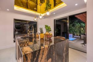 eine Küche mit Marmorarbeitsplatte in einem Haus in der Unterkunft Casa Luxe - Cold Plunge, Sauna, Pool, & Jacuzzi! in El Poblado