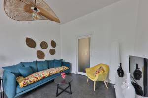 Posezení v ubytování Villa Emma , maison classée 3 étoiles au centre de tout avec jardin clos à Châtellerault, à 20 mn Futuroscope&Aquascope