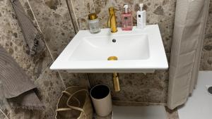 ケルンにあるMitten in der Kölner City - Design trifft Altbauのトイレの隣のバスルーム(白い洗面台付) +30枚の写真