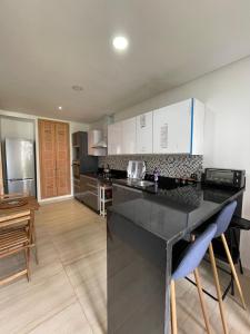 Η κουζίνα ή μικρή κουζίνα στο Exceptional Beachfront apartment in El Mansouria