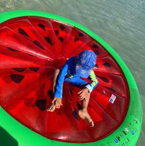 ein kleines Kind sitzt auf einem Tisch in der Unterkunft Flat Sonhos de Milagres in São Miguel dos Milagres + 72 Fotos