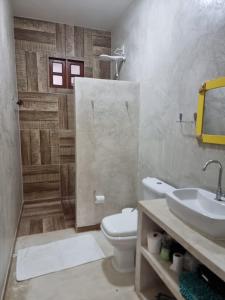 ein Badezimmer mit Toilette und Waschbecken in der Unterkunft Flat Sonhos de Milagres in São Miguel dos Milagres