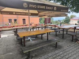Reštaurácia alebo iné gastronomické zariadenie v ubytovaní Penzion U Zeleného Stromu