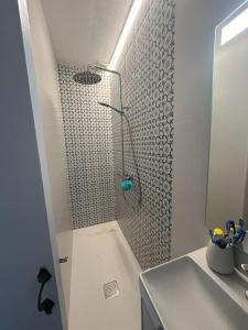 y baño con ducha y lavabo. en Casita Estrella, en Arenal d'en Castell