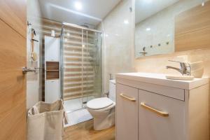 Un baño con inodoro, lavabo y ducha. en Nuevo Apartamento Cerca De La Playa Junto A Super, en Cullera 54 fotos más