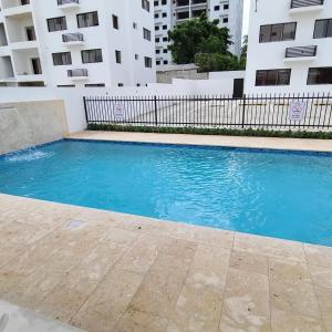a swimming pool in front of a building at Proximo al Hospital HOMS 3 minutos monumento in Hato Mayor