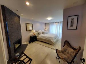 une chambre avec un lit et une chaise dans une pièce dans l'établissement Cozy SF Home 4 Bedroom 2 Bath, à San Francisco