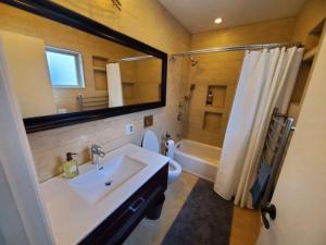 une salle de bains avec lavabo, toilettes et miroir dans l'établissement Cozy SF Home 4 Bedroom 2 Bath, à San Francisco 80 autres photos