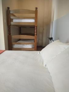 Cama ou camas em um quarto em Guanaaní Hostel
