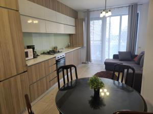 a kitchen and dining room with a table in a room at Apartament Andreea 15 in Mamaia Nord