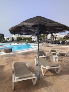 Bazén v ubytování Charming Flat in Los Molinos with Terrace & Pools, Near Playa Bastian nebo v jeho okolí