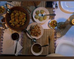 una tavola con piatti e ciotole di cibo di Mhamid yaya camp & activités a M'Hamid