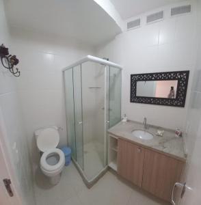 Koupelna v ubytování Apartamento para Temporada em Cabo Frio - Excelente Localização no Bairro Parque Riviera!