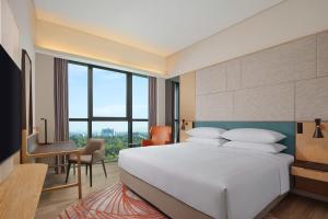 Postel nebo postele na pokoji v ubytování Sheraton Kuching Hotel