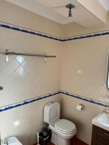 Ένα μπάνιο στο Nature House Almograve- Triple room with terrace and shared bathroom - Fishermen's Trail +9 φωτογραφίες