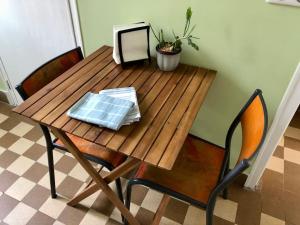 einen Holztisch mit einem Computer darüber in der Unterkunft Superbe Studio dans villa avec entrée indépendante in Clamart + 8 Fotos