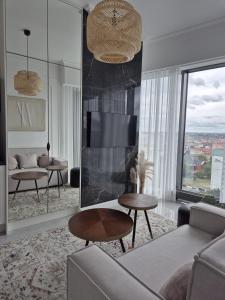 シュチェチンにあるHanza Tower 13 floorのソファとテーブルのあるリビングルーム