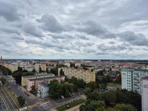 シュチェチンにあるHanza Tower 13 floorの建物や車のある街並み +2枚の写真