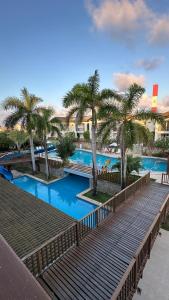 un resort con piscina circondata da palme di Resort Tree Bies - Subauma a Subaúma