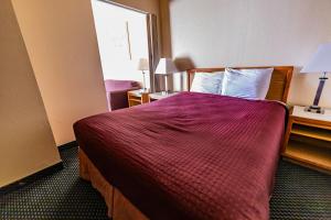 Postel nebo postele na pokoji v ubytování Four Winds Motel