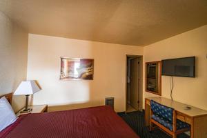 Postel nebo postele na pokoji v ubytování Four Winds Motel