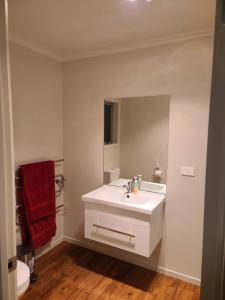 Gallery image of Queen Bedroom in Ruawaro