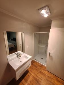 Gallery image of Queen Bedroom in Ruawaro