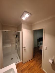 Gallery image of Queen Bedroom in Ruawaro