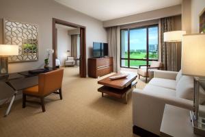 Uma TV ou centro de entretenimento em The Santa Maria, a Luxury Collection Hotel & Golf Resort, Panama City
