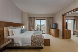 Uma TV ou centro de entretenimento em The Santa Maria, a Luxury Collection Hotel & Golf Resort, Panama City