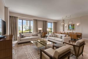Uma TV ou centro de entretenimento em The Santa Maria, a Luxury Collection Hotel & Golf Resort, Panama City