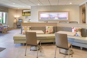 TV a/nebo společenská místnost v ubytování SpringHill Suites Prescott