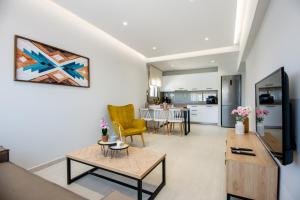 TV a/nebo společenská místnost v ubytování Mylos Modern Apartments,By Idealstay Experience
