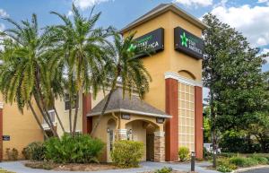 Un edificio con palmeras delante. en Extended Stay America Select Suites - Tampa - North Airport, en Tampa