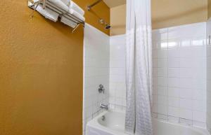 Un baño con bañera y cortina de ducha. en Extended Stay America Select Suites - Tampa - North Airport, en Tampa 27 fotos más