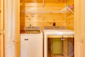 una lavadora y secadora en una casa pequeña en Blue Ridge Mountain Cabin Rental with Fire Pit!, en Murphy 21 fotos más