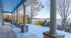 un porche de una casa con nieve en el suelo en Greystone WaterFront Lux, en Saint John