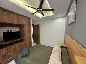 a living room with a couch and a ceiling fan at Departamento Poliforum Feria León in Sofía
