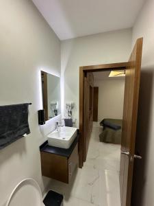 a bathroom with a sink and a mirror at Departamento Poliforum Feria León in Sofía +12 photos