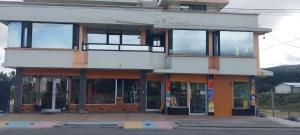 ChasquiCotopaxi Gardens的街道上有很多窗户的建筑