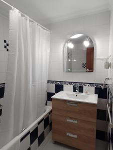 Ein Badezimmer in der Unterkunft Apartamento Santander, Playa Sardinero