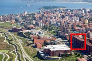 eine Luftansicht einer Stadt mit einem roten Kasten in der Unterkunft Apartamento Santander, Playa Sardinero in Santander