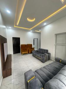 Posezení v ubytování Lavish 2Bedroom flat in ogudu by Magnanimous apt