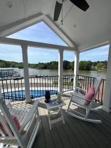 DenverTiny Lakeside Retreat的甲板上有两把椅子和一张桌子，可以欣赏水景