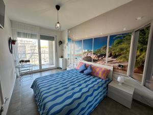Giường trong phòng chung tại IL GABBIANO Savona "Luxury House" - WiFi, Parking, Shopping Center